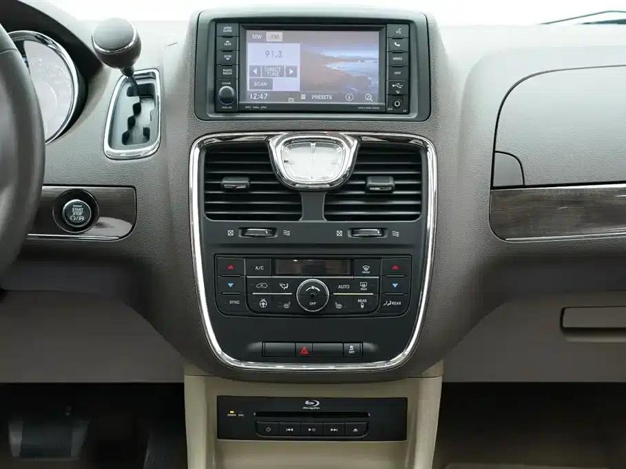 2013 Imported Grand Voyager 3.6L Luxury Edition — миниатюра 17
