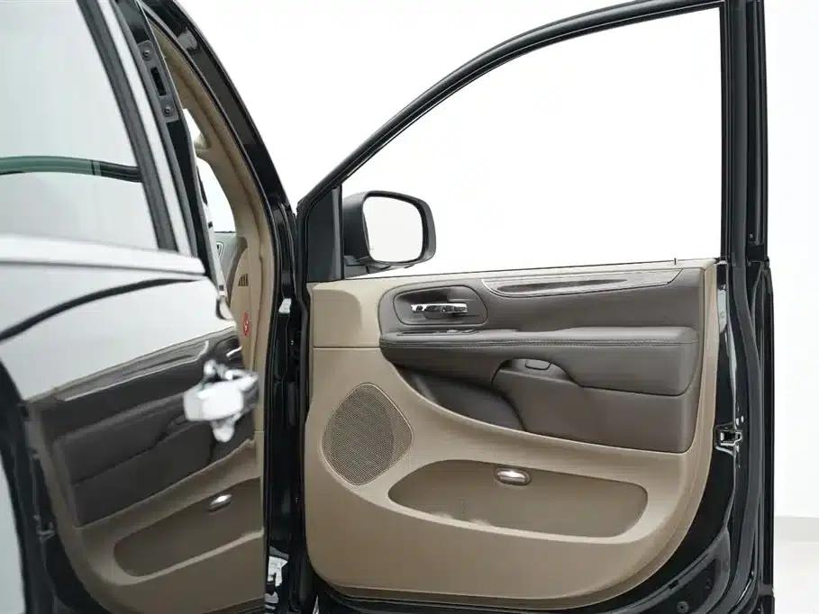 2013 Imported Grand Voyager 3.6L Luxury Edition — миниатюра 26