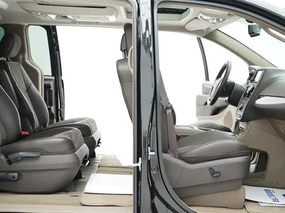 2013 Imported Grand Voyager 3.6L Luxury Edition — миниатюра 27