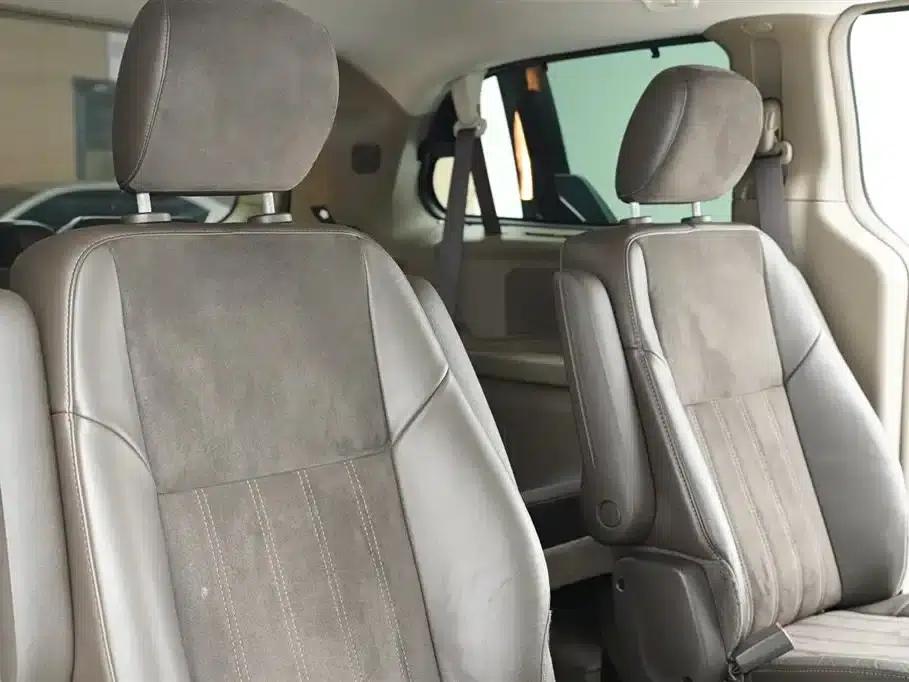 2013 Imported Grand Voyager 3.6L Luxury Edition — миниатюра 28