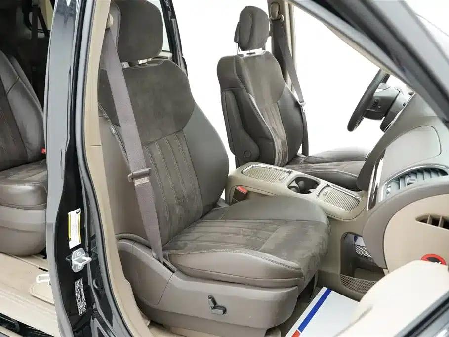 2013 Imported Grand Voyager 3.6L Luxury Edition — миниатюра 29
