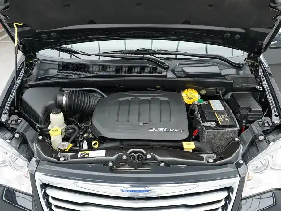 2013 Imported Grand Voyager 3.6L Luxury Edition — миниатюра 34