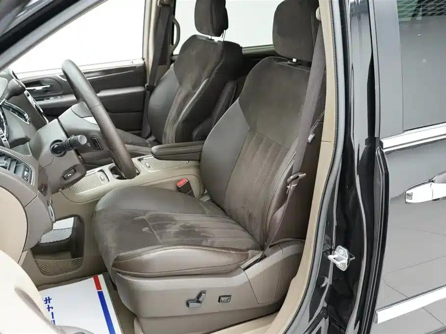 2013 Imported Grand Voyager 3.6L Luxury Edition — миниатюра 6