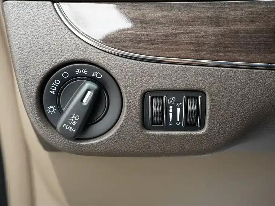 2013 Imported Grand Voyager 3.6L Luxury Edition — миниатюра 8