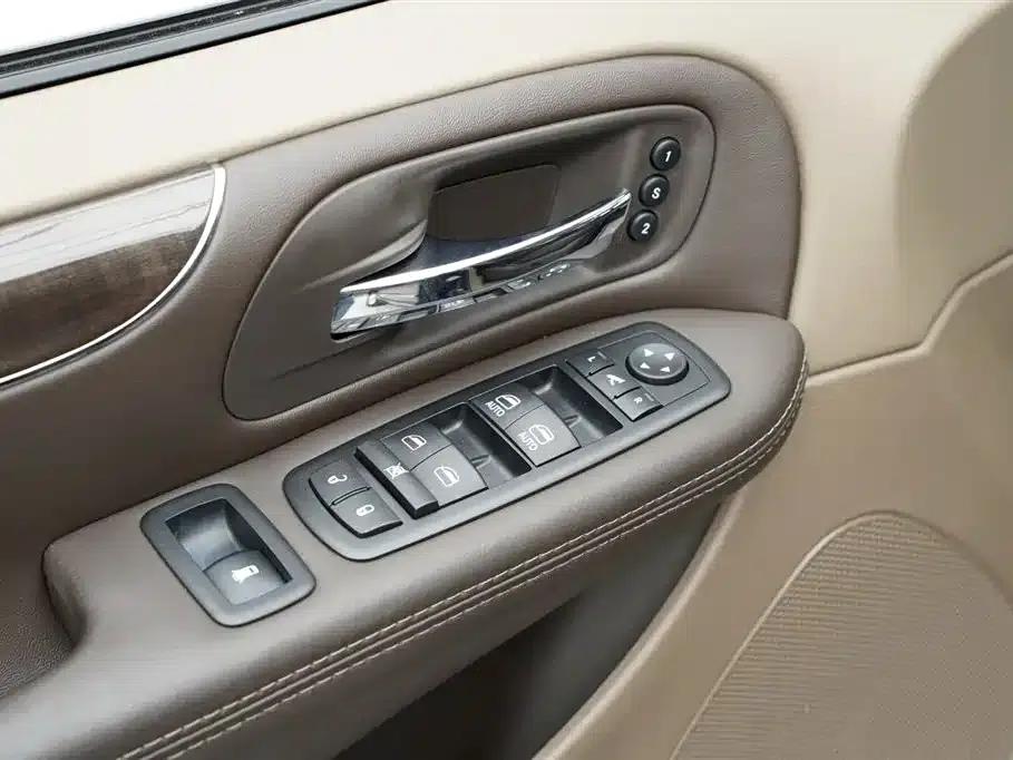2013 Imported Grand Voyager 3.6L Luxury Edition — миниатюра 9