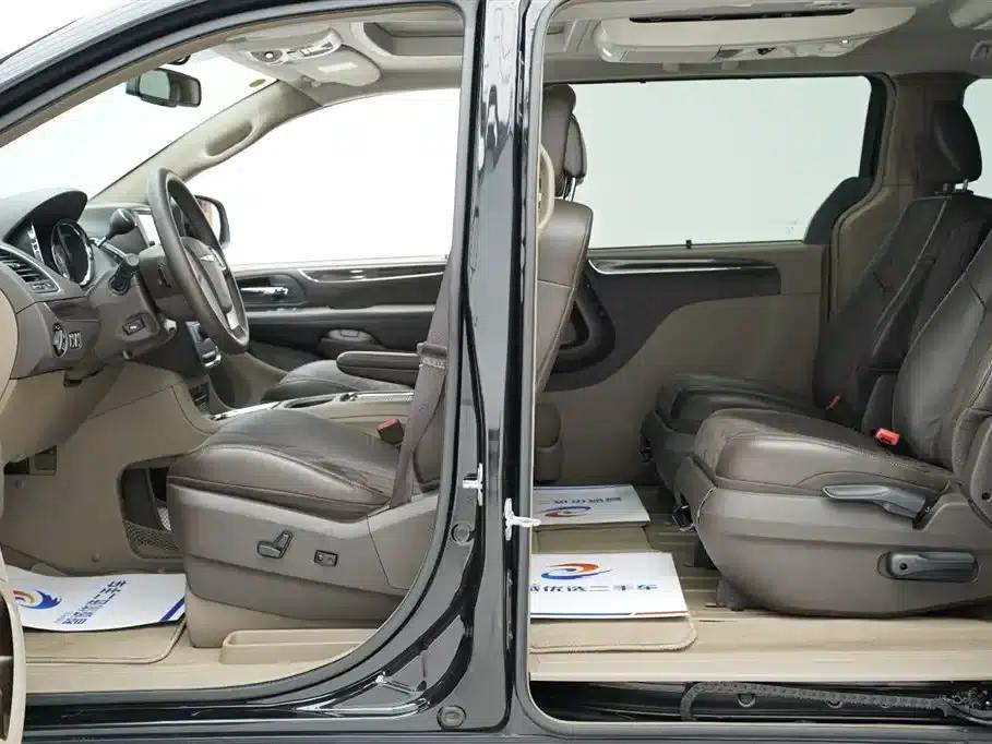 2013 Imported Grand Voyager 3.6L Luxury Edition — миниатюра 10