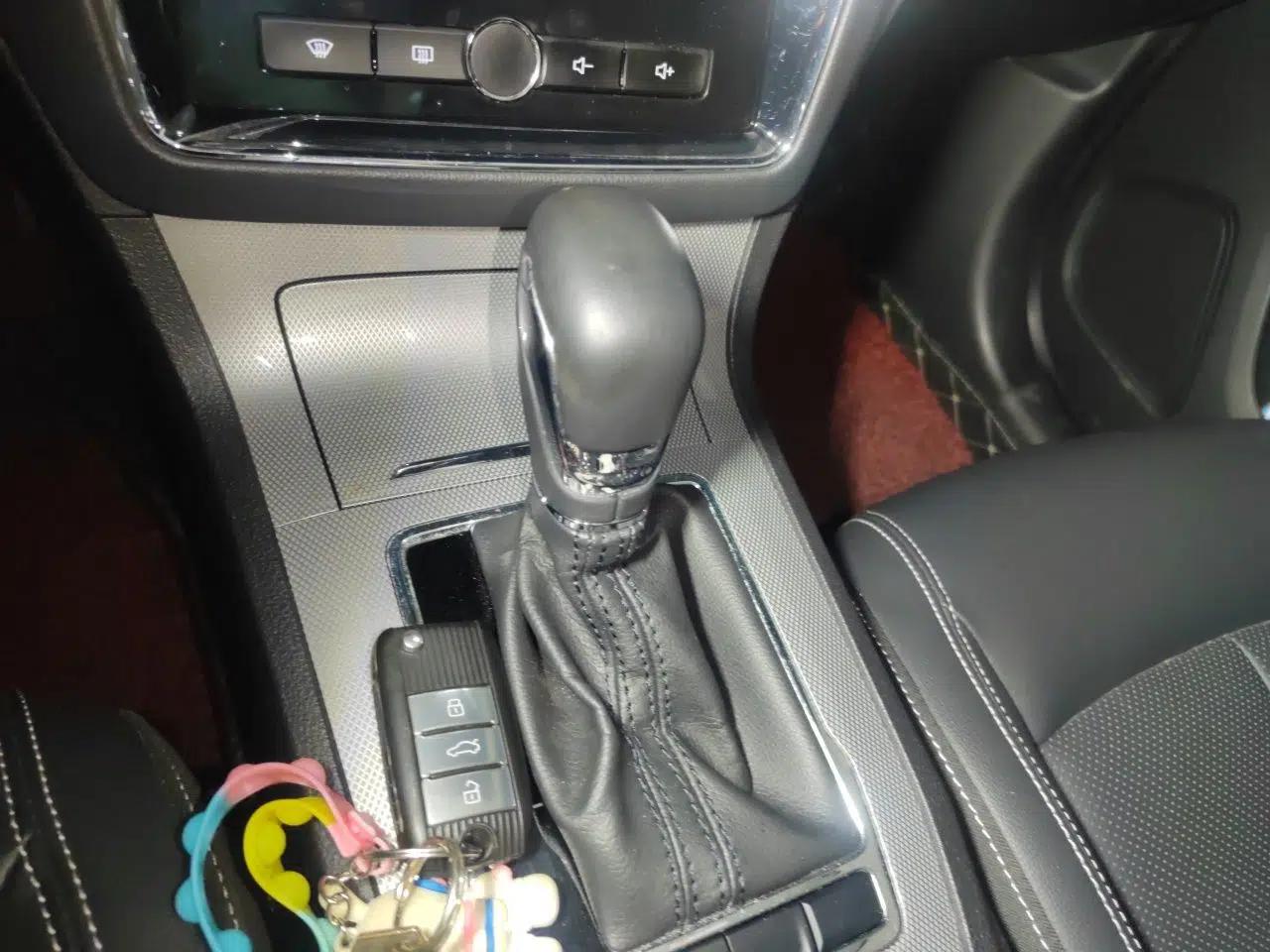 Roewe RX5 2019 20T Two-Wheel Drive Automatic Ali Smart Connectivity Platinum Edition — миниатюра 15
