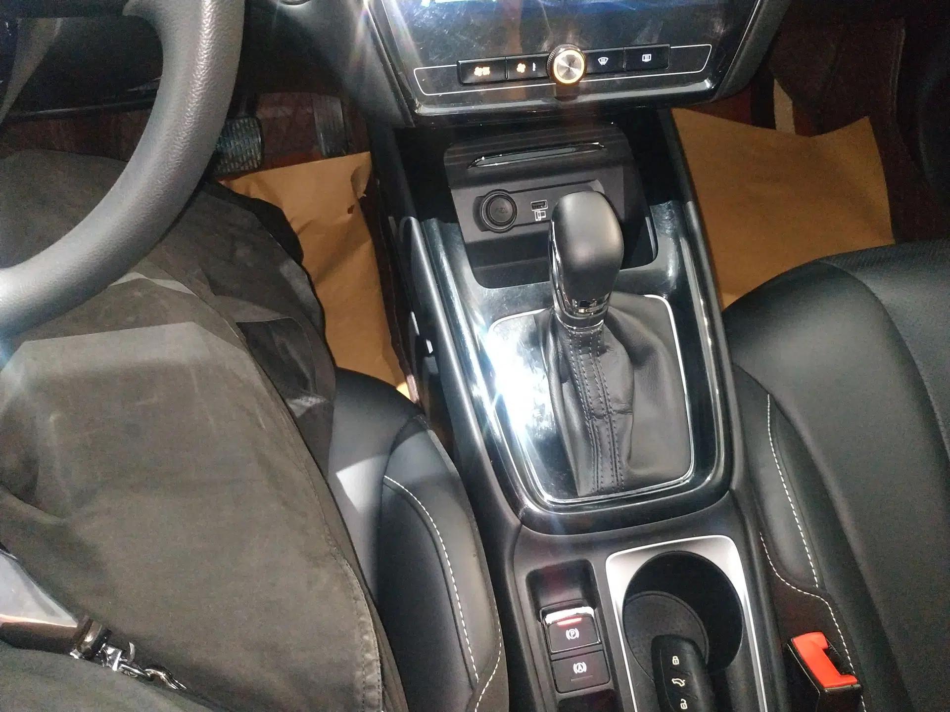 Roewe i5 2020 1.5L Automatic 4G Connect Luxury Flagship Edition — миниатюра 17