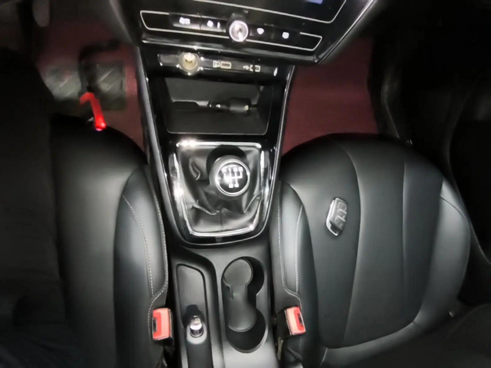 Roewe i5 2019 1.5L Manual 4G Connectable Langhao Edition — миниатюра 17