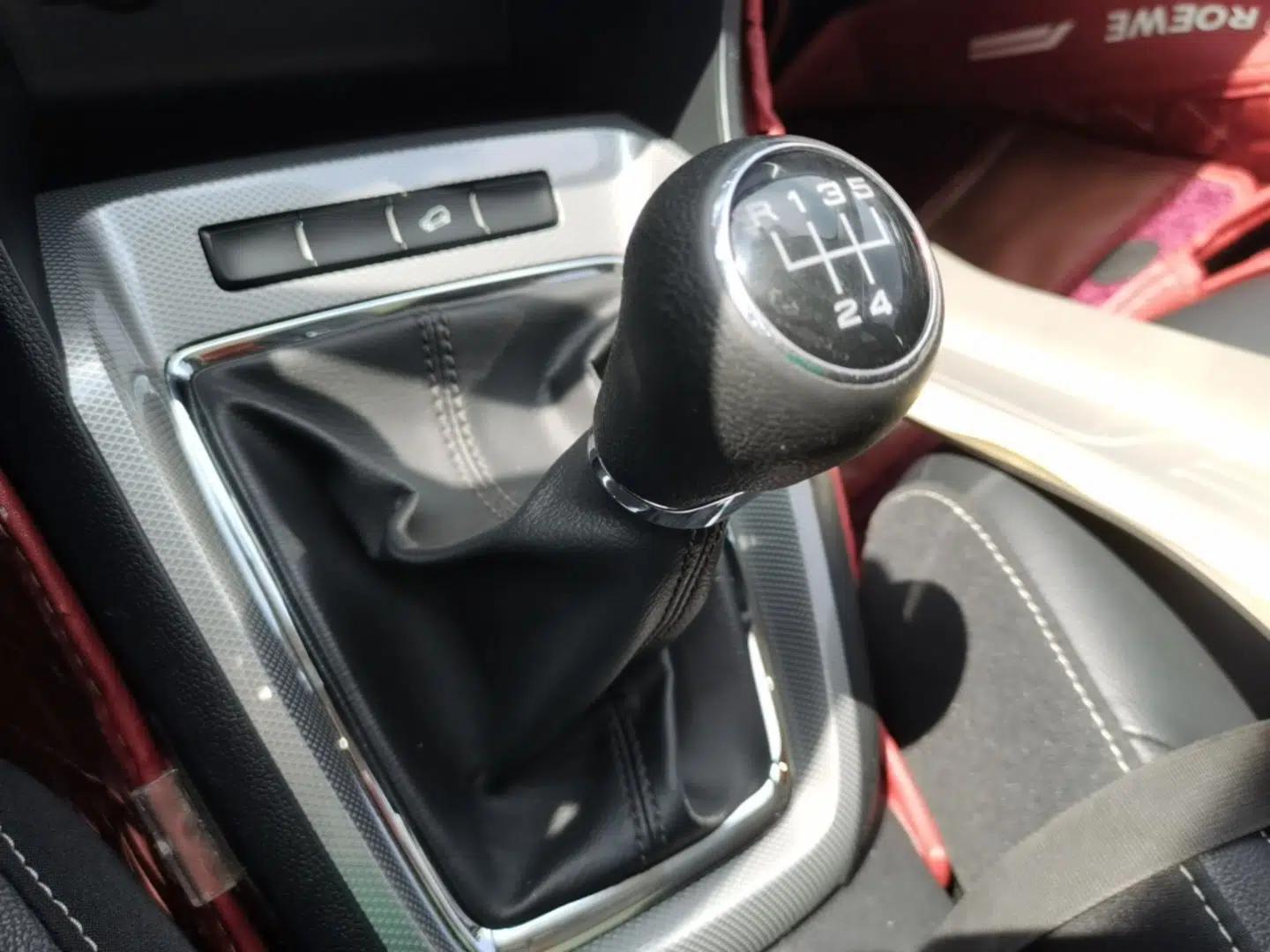 Roewe RX3 2018 1.6L Manual Flagship Edition — миниатюра 17