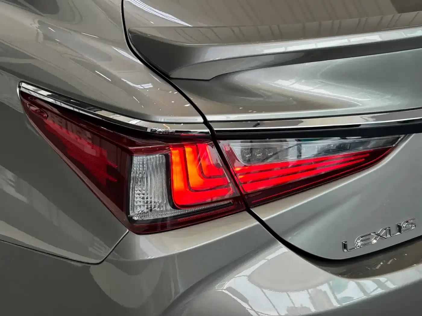 Lexus ES 2020 300h Executive Edition — миниатюра 27