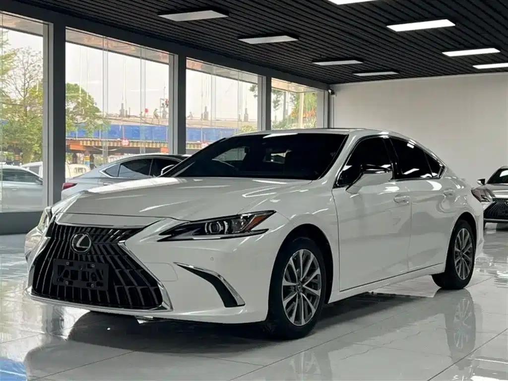Lexus ES 2022 300h Premium Edition — миниатюра 1