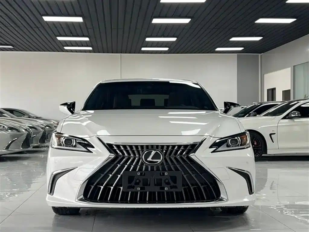 Lexus ES 2022 300h Premium Edition — миниатюра 2