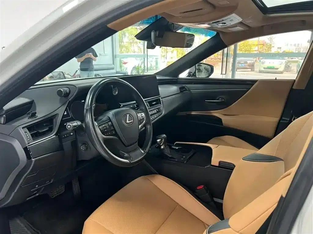 Lexus ES 2022 300h Premium Edition — миниатюра 4