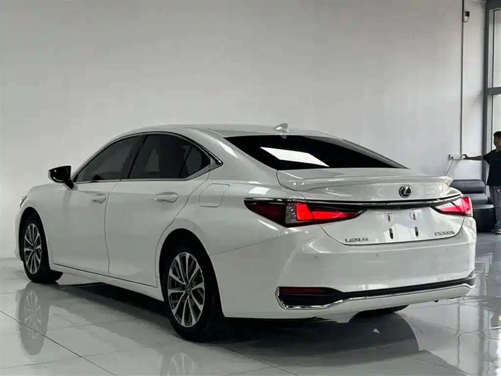 Lexus ES 2022 300h Premium Edition — миниатюра 7