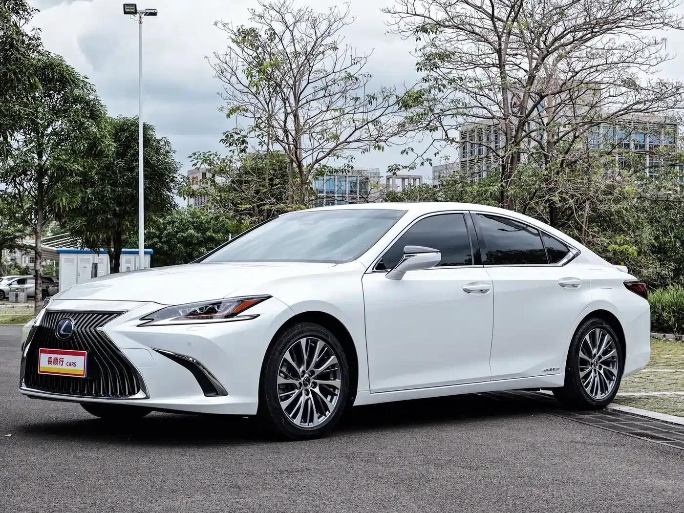 Lexus ES 2020 300h Premium Edition — миниатюра 1