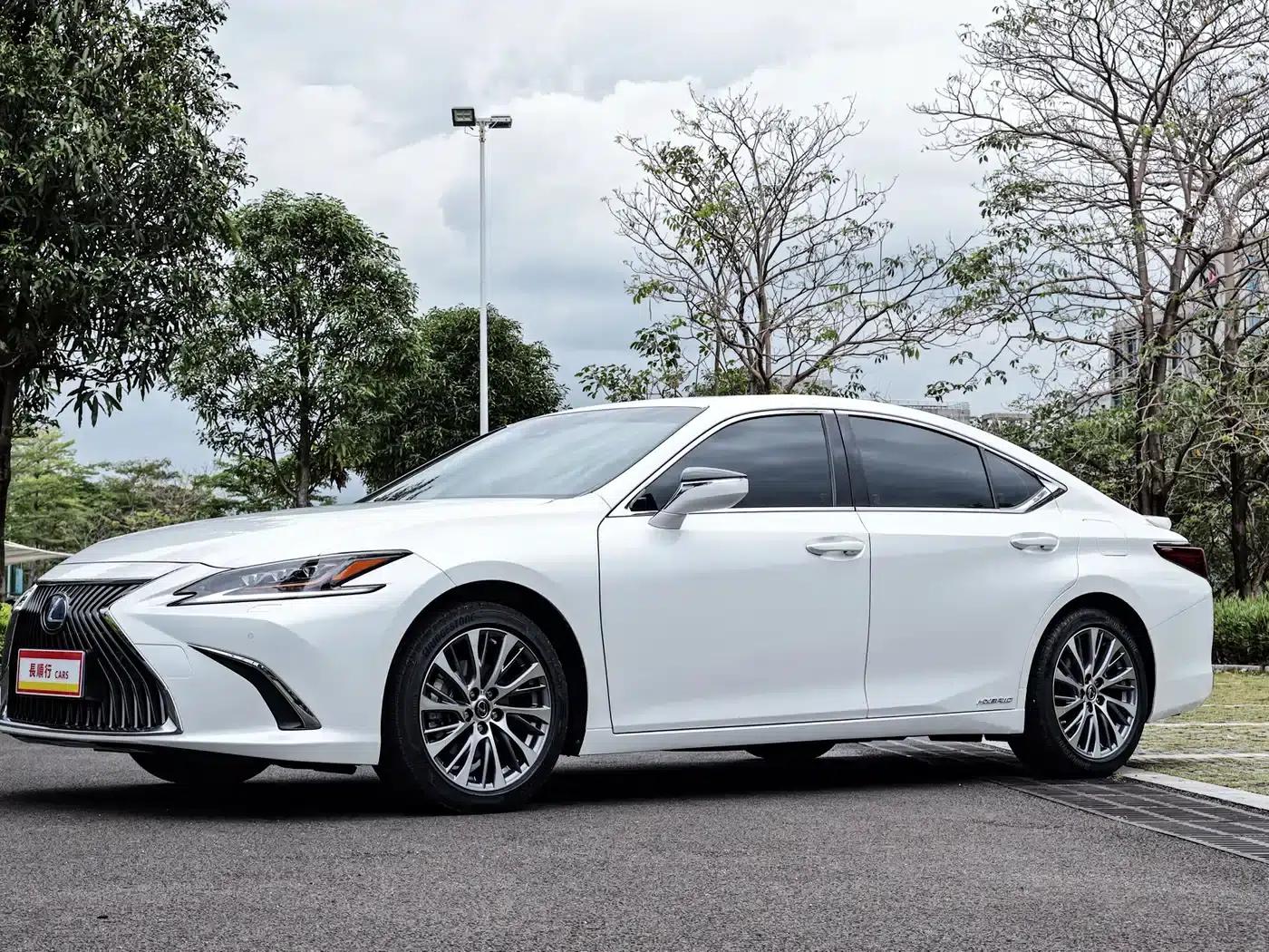 Lexus ES 2020 300h Premium Edition — миниатюра 2
