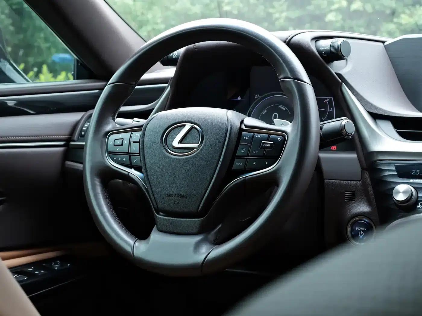 Lexus ES 2020 300h Premium Edition — миниатюра 10