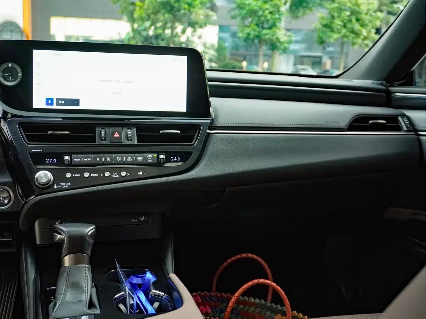 Lexus ES 2022 300h Premium Edition — миниатюра 20