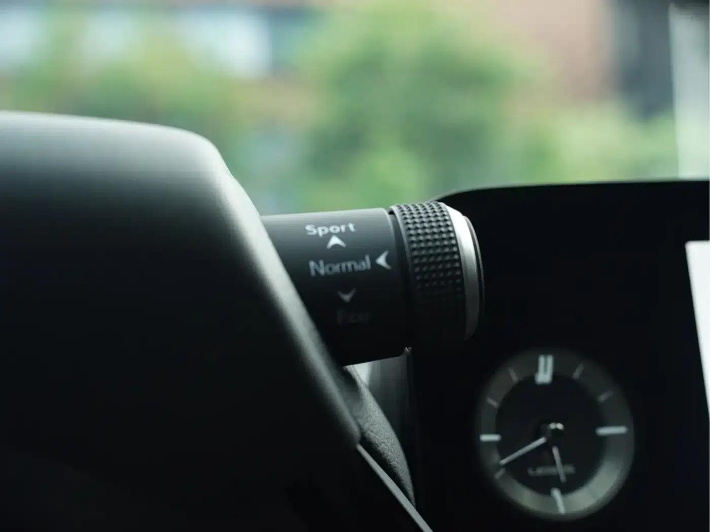 Lexus ES 2022 300h Premium Edition — миниатюра 24