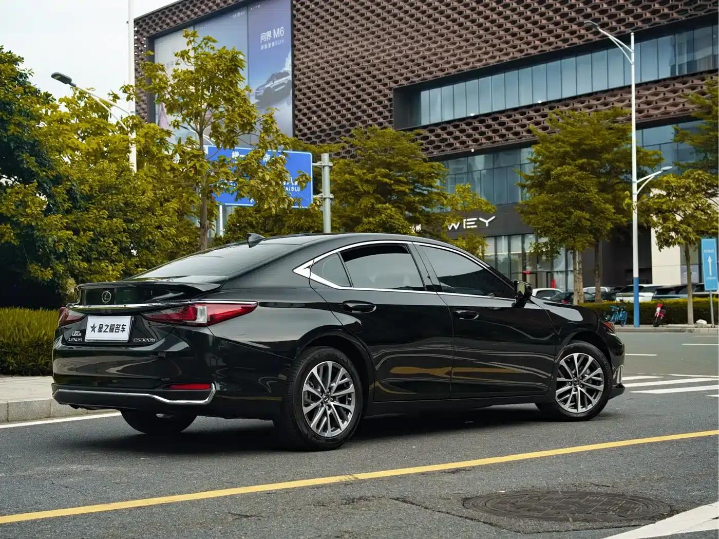 Lexus ES 2022 300h Premium Edition — миниатюра 5
