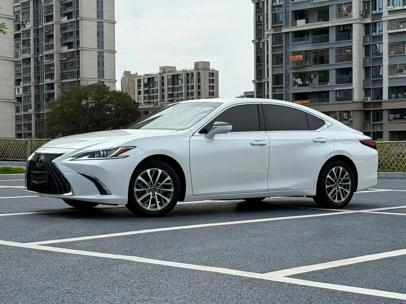 Lexus ES 2022 200 Premium Edition — миниатюра 1