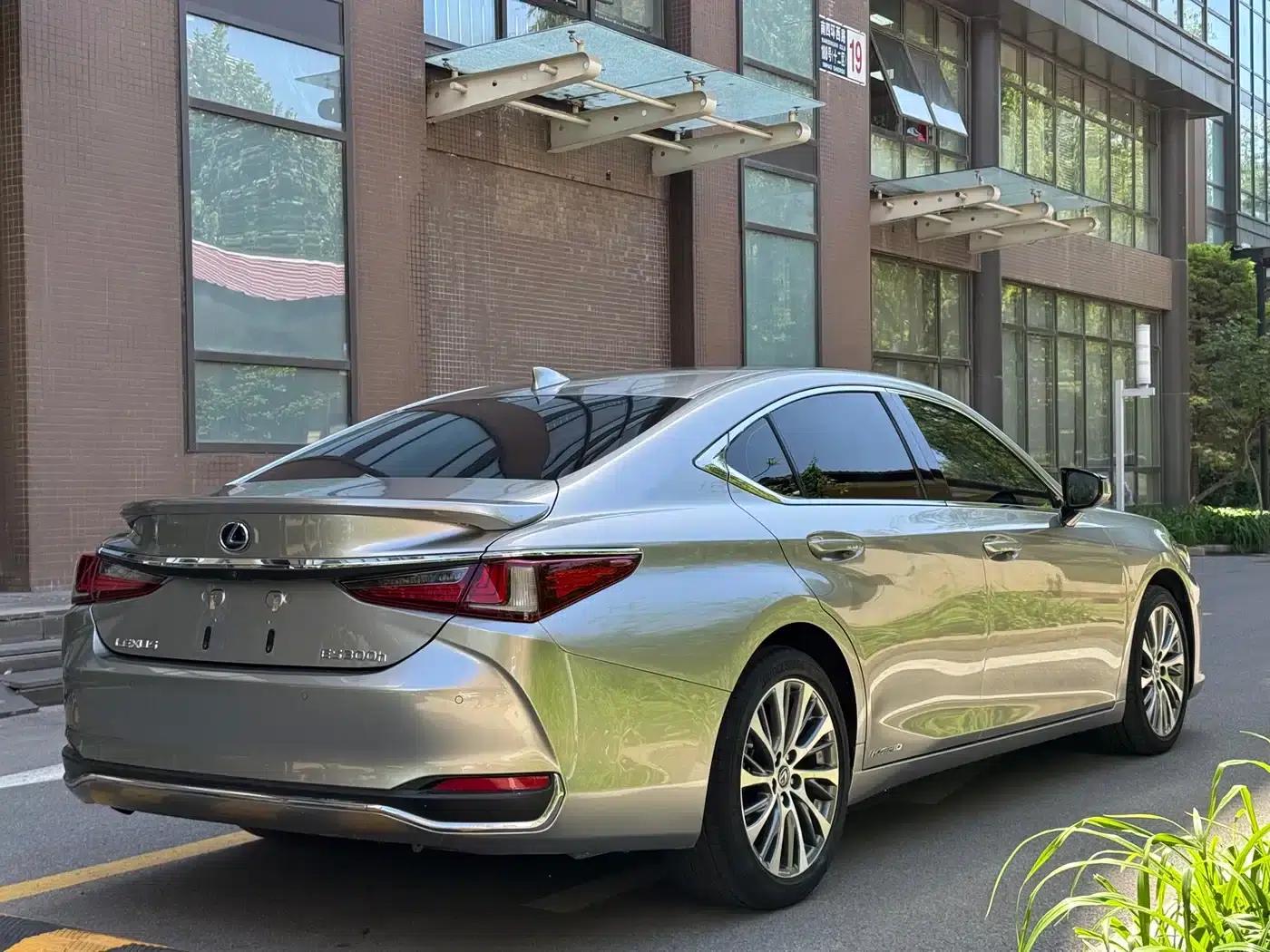Lexus ES 2018 300h Premium Edition (China V emission standard) — миниатюра 7