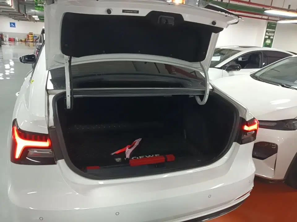 Roewe i6 MAX New Energy 2021 EV 500 Skyroof Flagship Edition — миниатюра 22