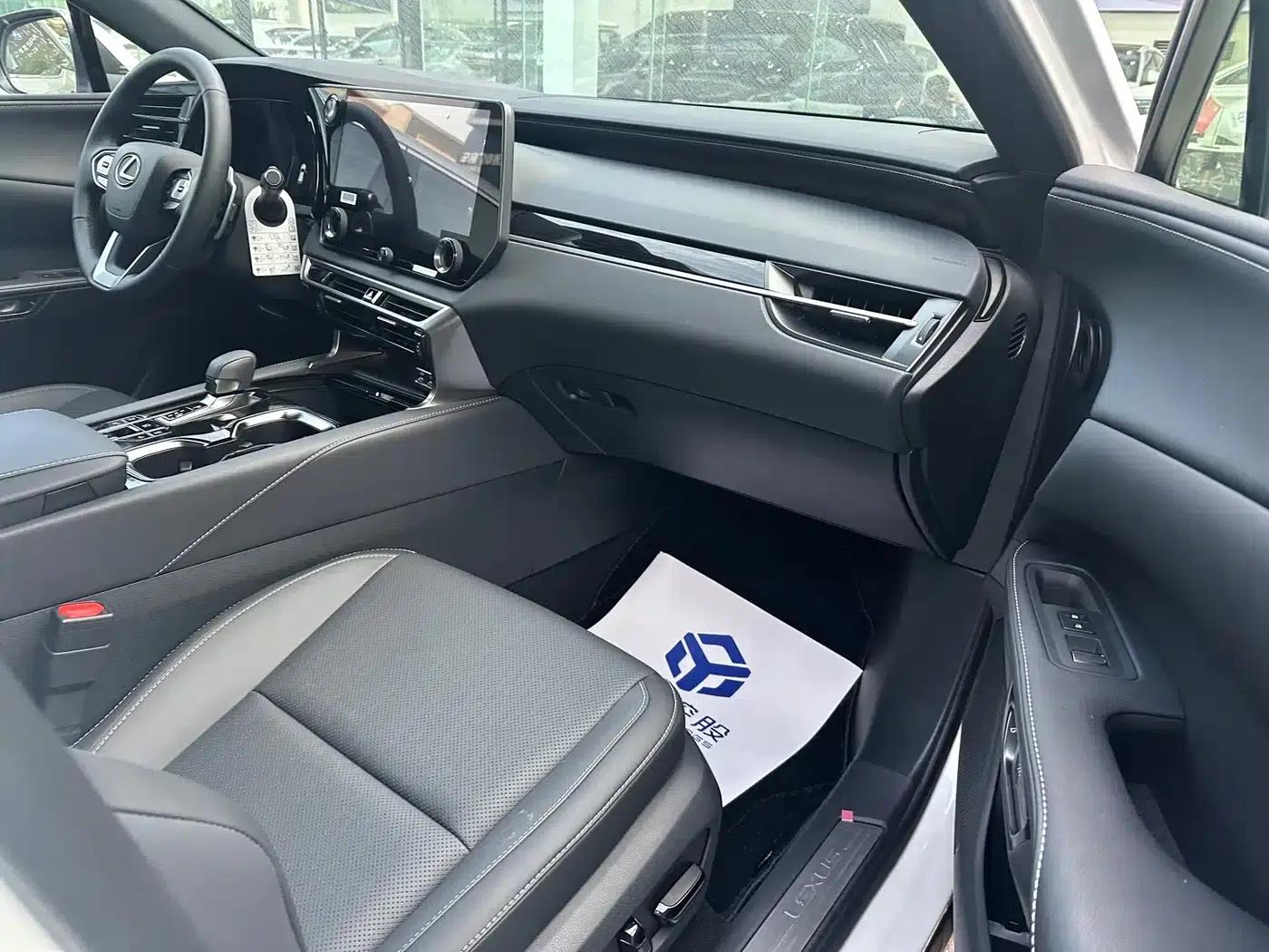 Lexus RX 2026 300 AWD Luxury Edition — миниатюра 6