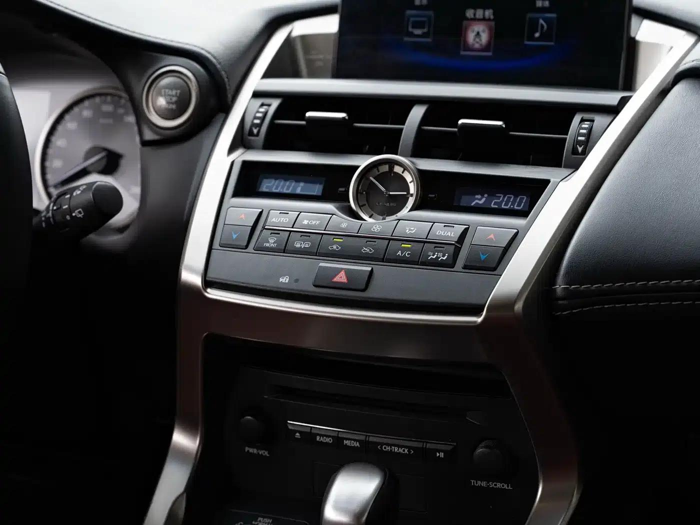 Lexus NX 2015 200t AWD Sport Edition — миниатюра 17