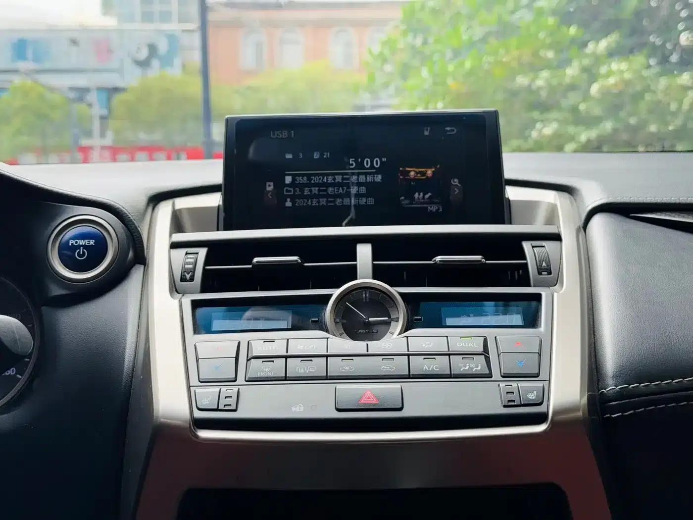 Lexus NX 2017 300h FWD Sport Edition — миниатюра 15