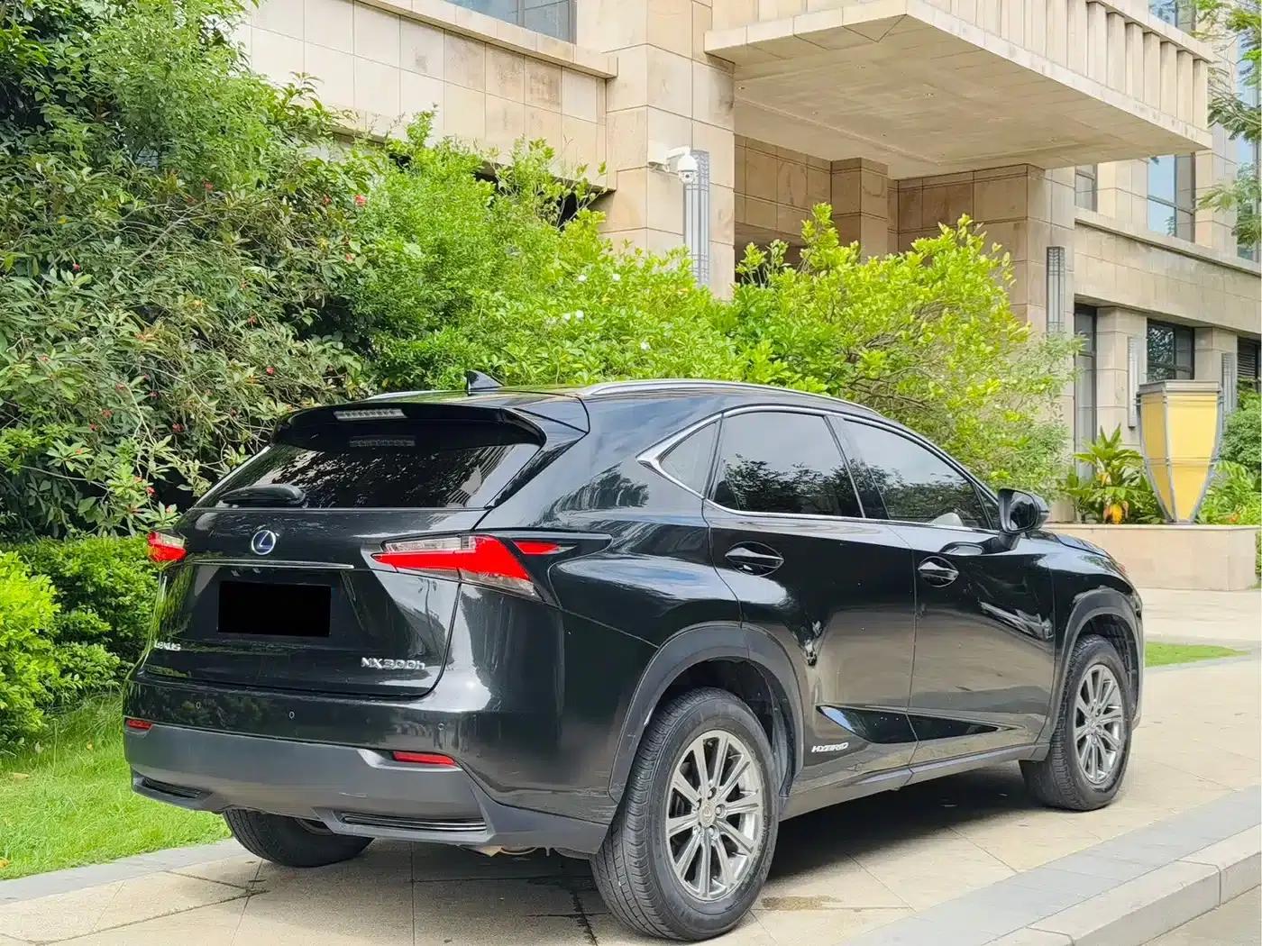 Lexus NX 2017 300h FWD Sport Edition — миниатюра 4