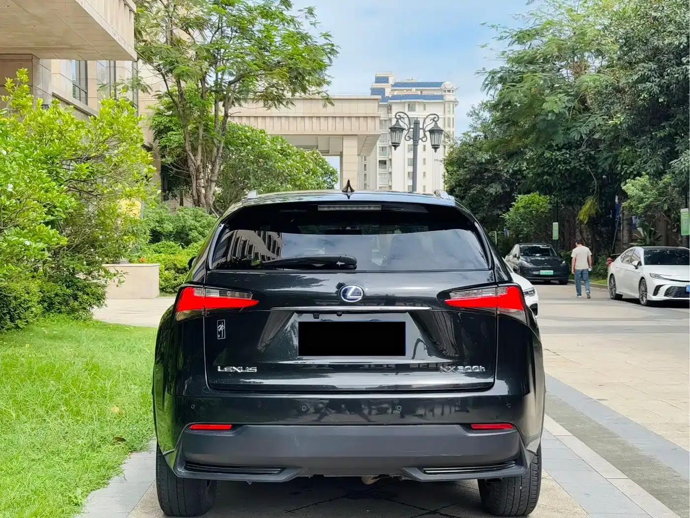 Lexus NX 2017 300h FWD Sport Edition — миниатюра 5