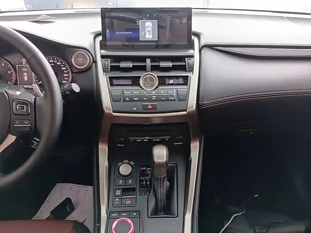 Lexus NX 2015 200t AWD Sport Edition — миниатюра 13