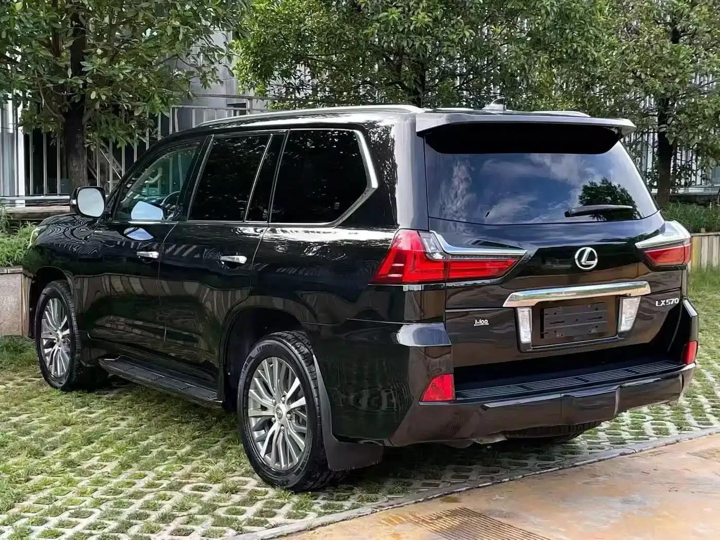 2016 Lexus LX 570 Dynamic Luxury Edition — миниатюра 3