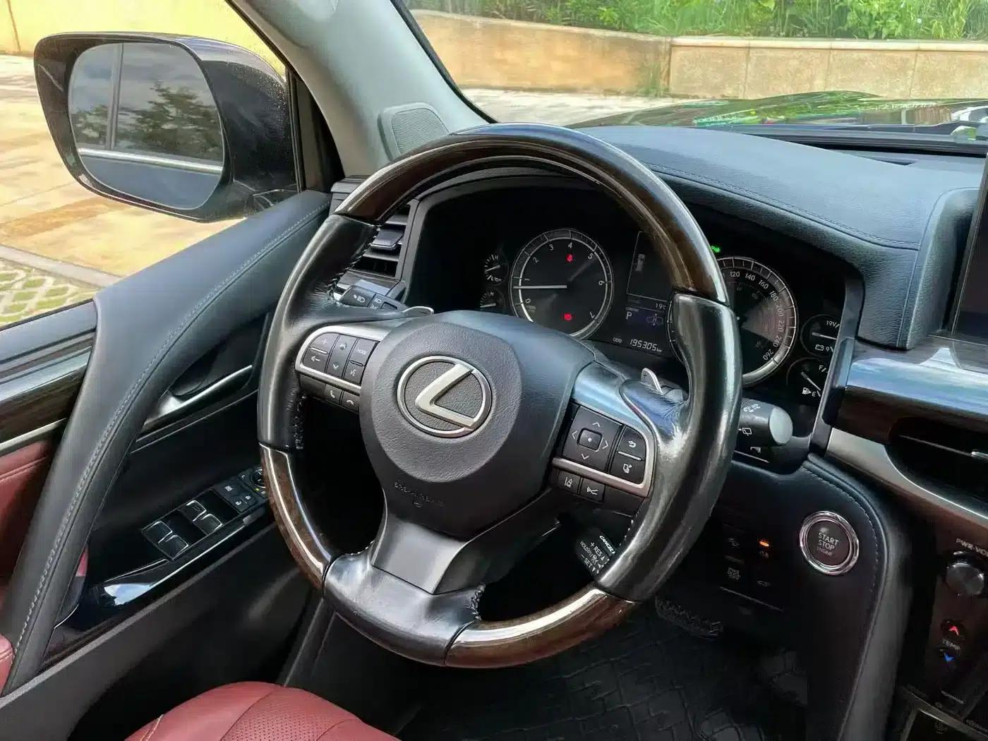 2016 Lexus LX 570 Dynamic Luxury Edition — миниатюра 8