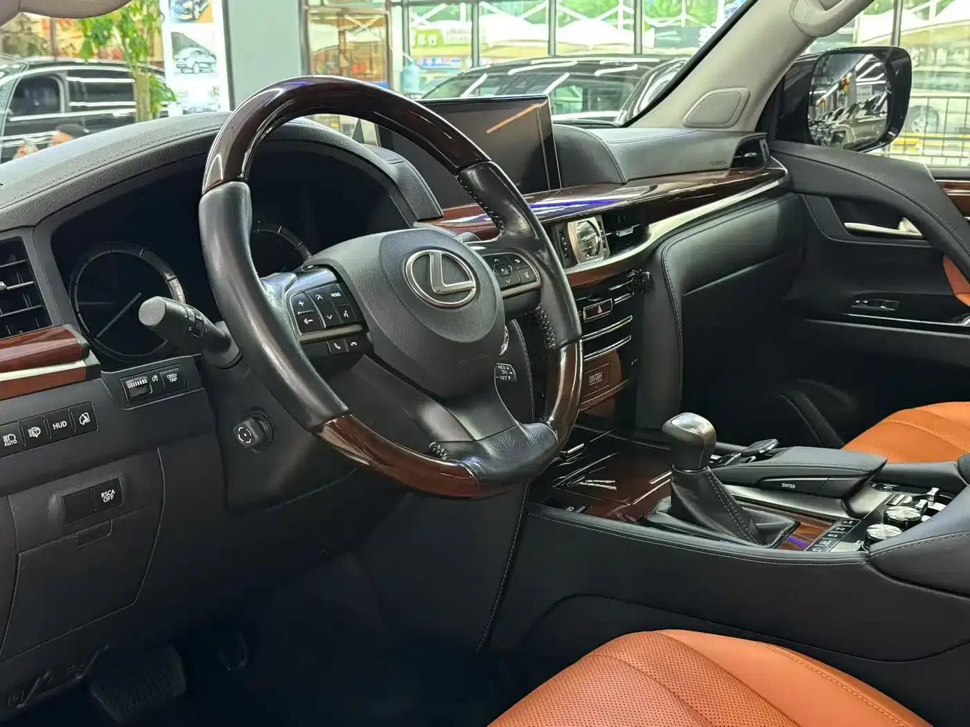2016 Lexus LX 570 Dynamic Luxury Edition — миниатюра 4