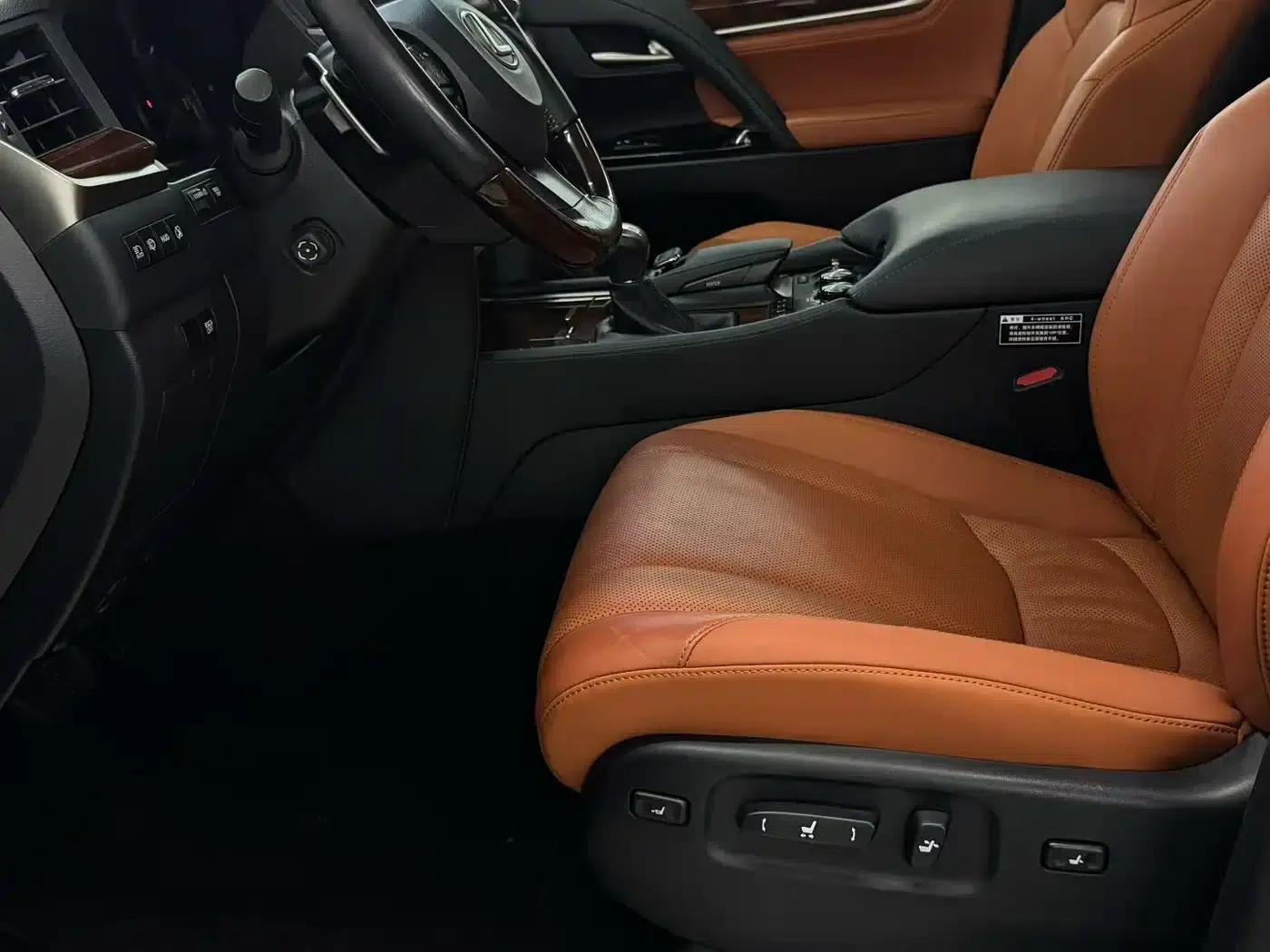 2016 Lexus LX 570 Dynamic Luxury Edition — миниатюра 5