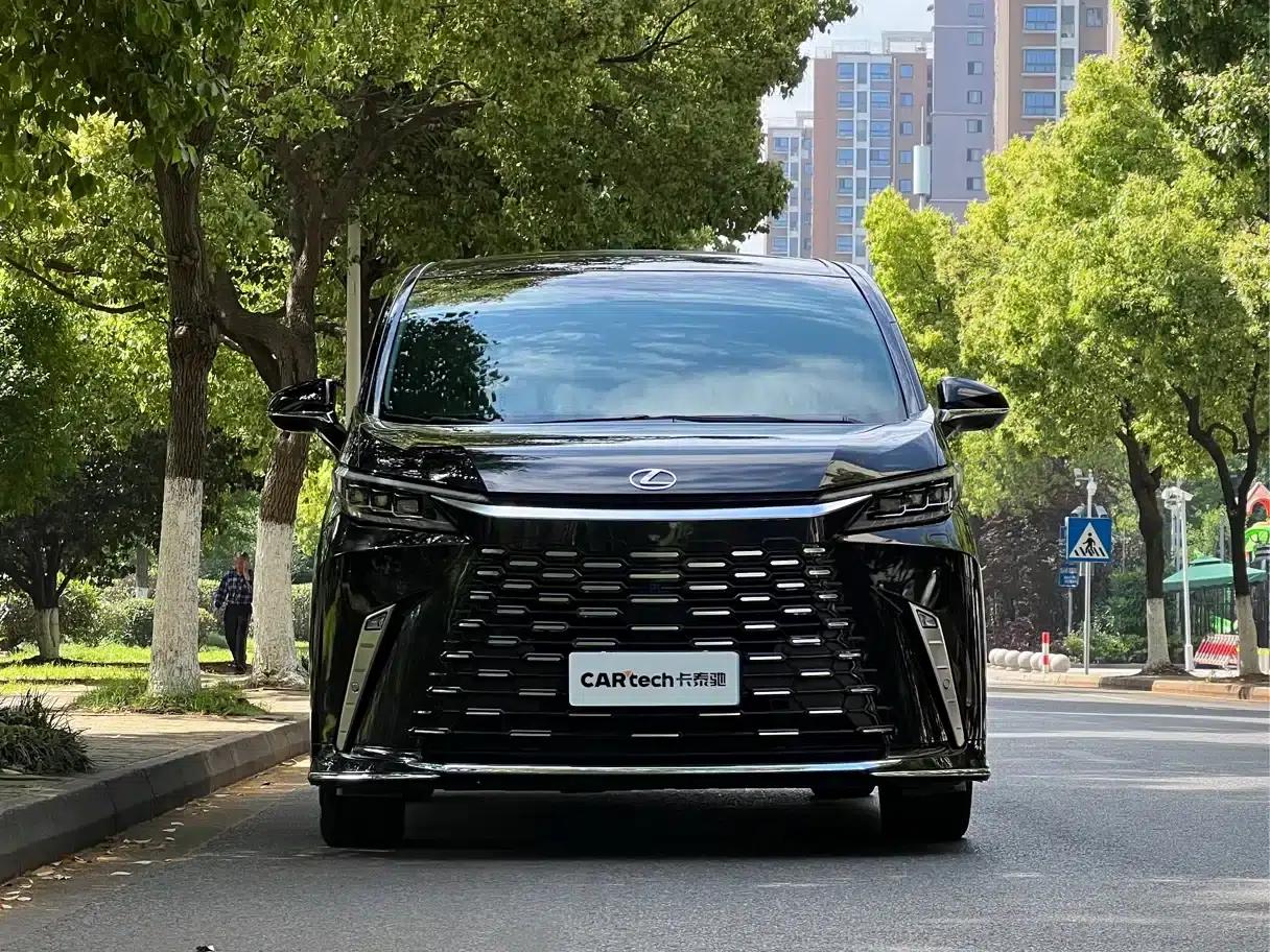 Lexus LM 2023 500h Six-Seat Premium Edition — миниатюра 2