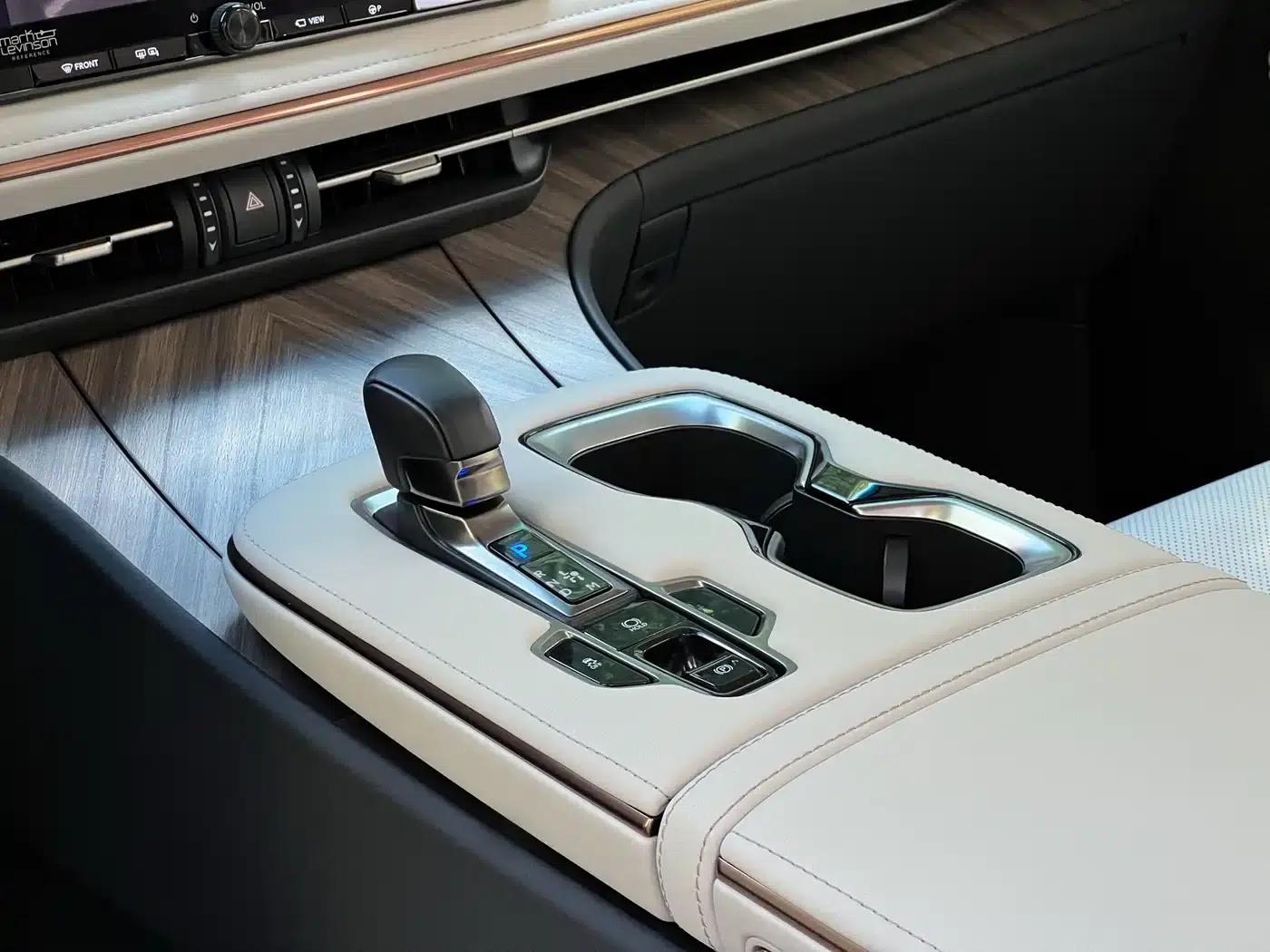 Lexus LM 2023 500h Six-Seat Premium Edition — миниатюра 15