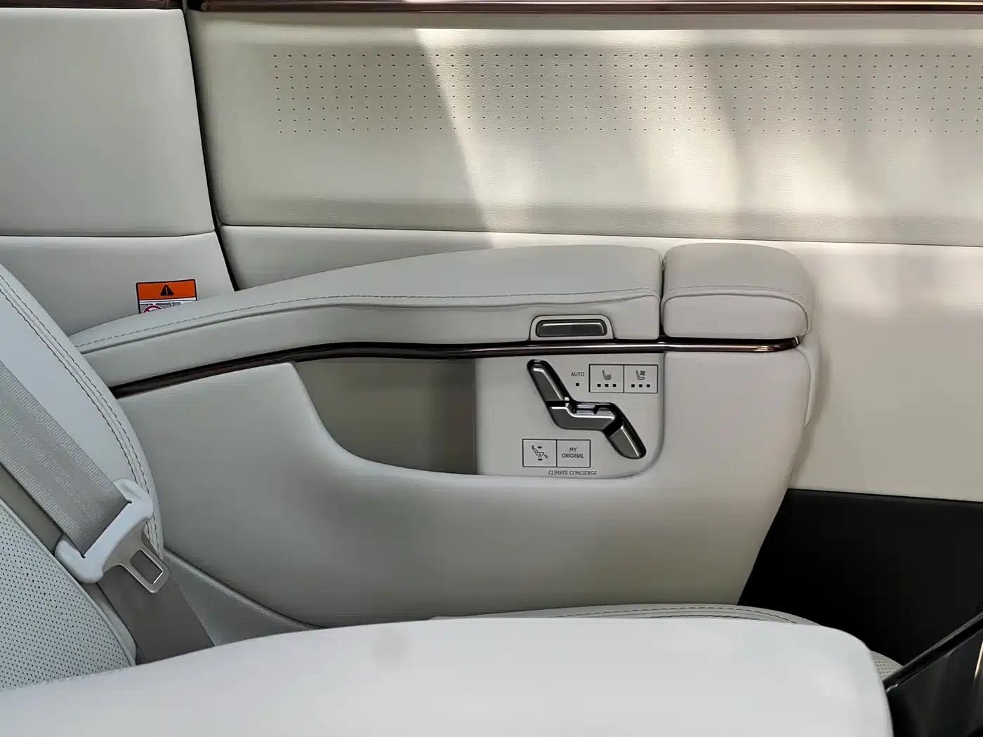 Lexus LM 2023 500h Six-Seat Premium Edition — миниатюра 18