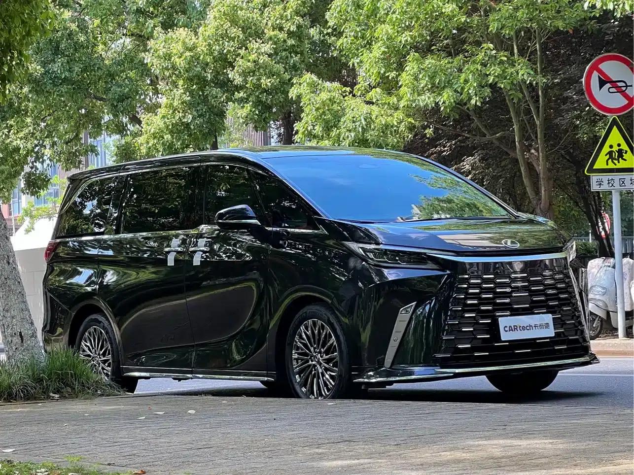 Lexus LM 2023 500h Six-Seat Premium Edition — миниатюра 3