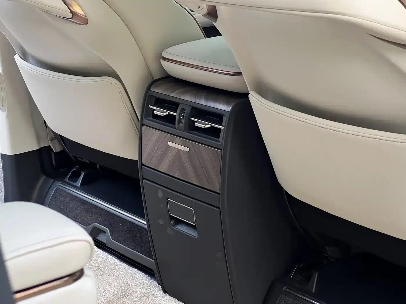 Lexus LM 2023 500h Six-Seat Premium Edition — миниатюра 21