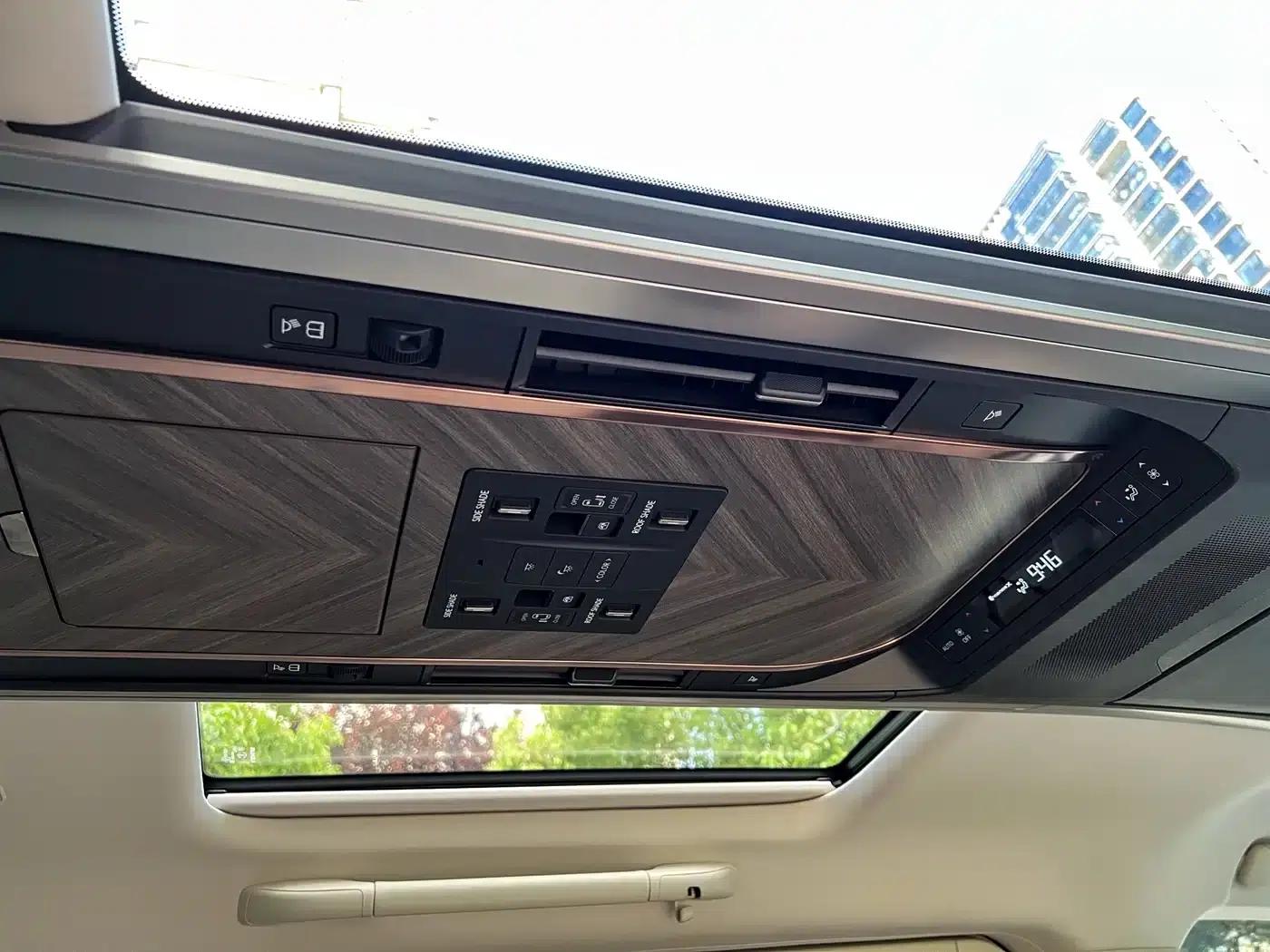 Lexus LM 2023 500h Six-Seat Premium Edition — миниатюра 24