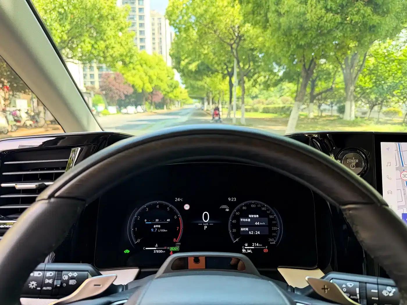 Lexus LM 2023 500h Six-Seat Premium Edition — миниатюра 25