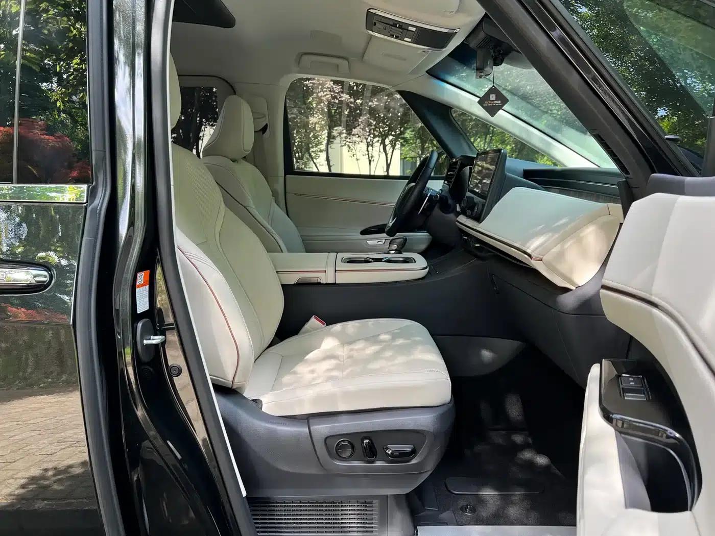 Lexus LM 2023 500h Six-Seat Premium Edition — миниатюра 8
