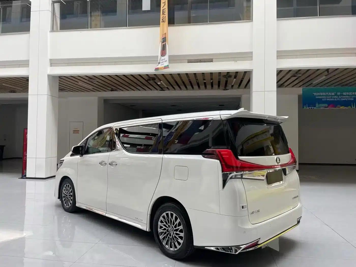 Lexus LM 2020 300h Four-Seat Executive Edition — миниатюра 3