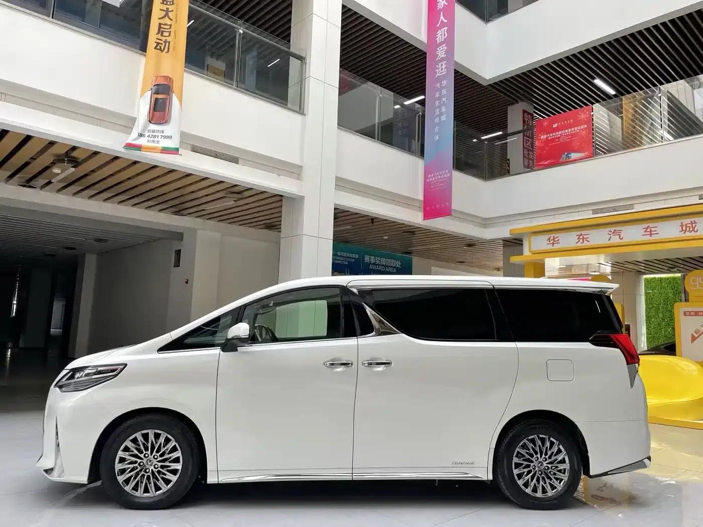Lexus LM 2020 300h Four-Seat Executive Edition — миниатюра 4