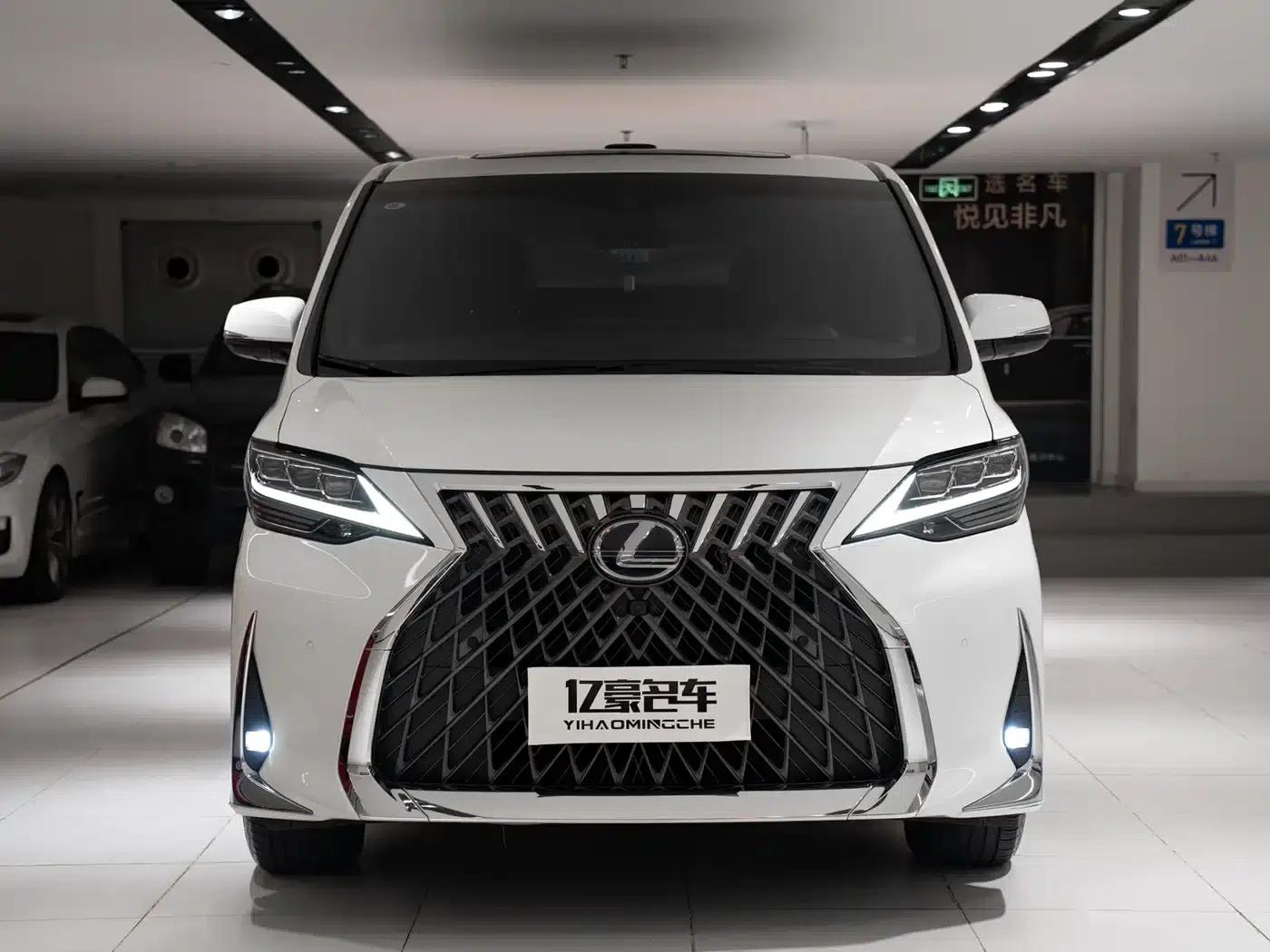 Lexus LM 2020 300h Four-Seat Executive Edition — миниатюра 1