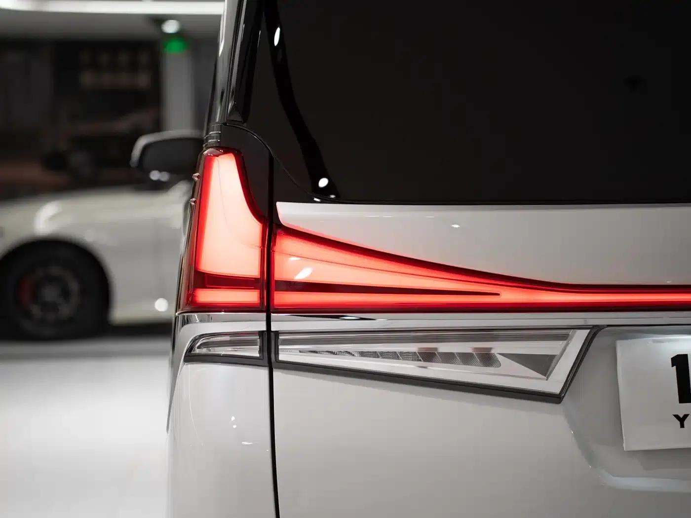 Lexus LM 2020 300h Four-Seat Executive Edition — миниатюра 2